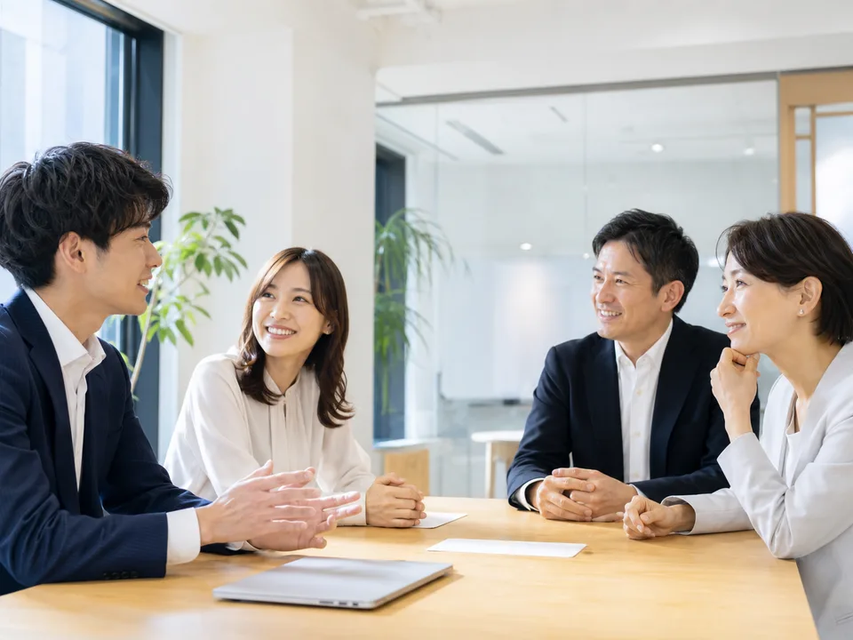 打ち合わせをするスタッフのイメージ